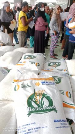 Pemerintah Kalurahan Tirtonirmolo Salurkan Bansos Beras 10 kg untuk Mengendalikan Inflasi Pangan