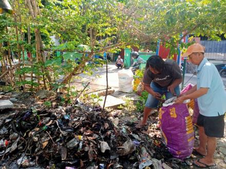Kerjabakti Massal Bersihkan Sampah, Warga Tirtonirmolo Tingkatkan Kebersihan Irigasi