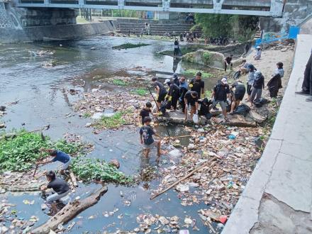 Bakti Lingkungan Peringati Hari Sungai Sedunia di Bendung Merdiko, Kali Winongo Tirtonirmolo