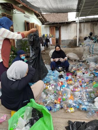 Gerakan Sedekah Sampah “Gradasi’06” di RT 06 Padukuhan Mrisi